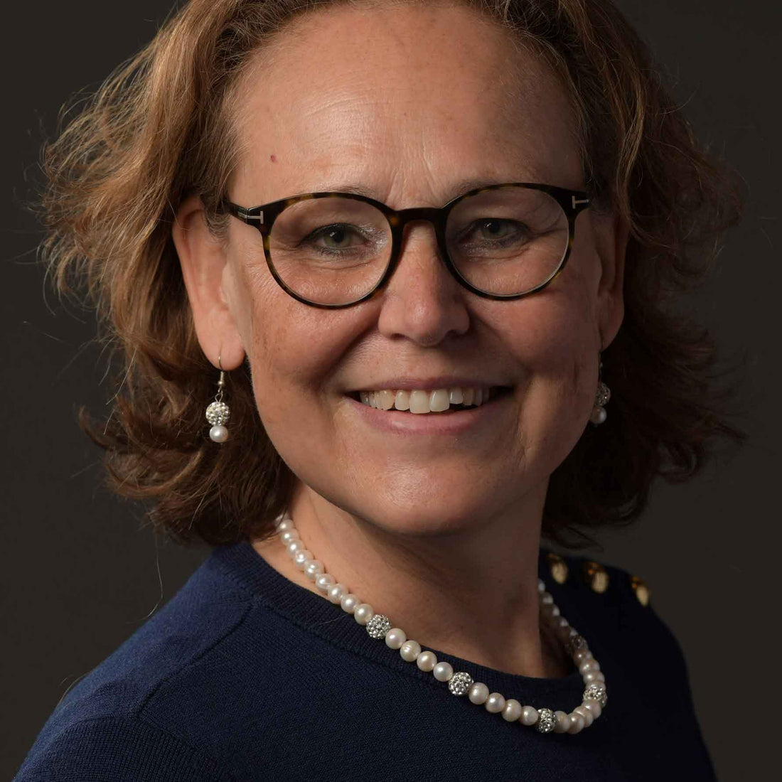 Witte zoetwater parelketting met stras bal en sterling zilver (925) gedragen door model | Maxima