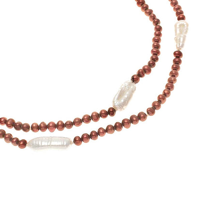 Ander detail van lange zoetwater parelketting met witte en bruin oranje parels | Mila