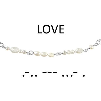 Detail van zoetwater parelketting met zilver edelstaal en witte parels die het woord LOVE in morse code weer geeft | Morse Code Love Pearl Silver