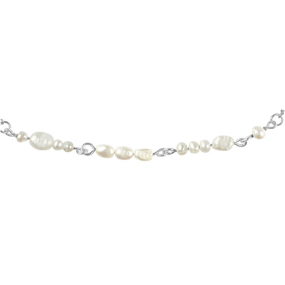 Detail van zoetwater parelketting met zilver edelstaal en witte parels die het woord LOVE in morse code weer geeft | Morse Code Love Pearl Silver