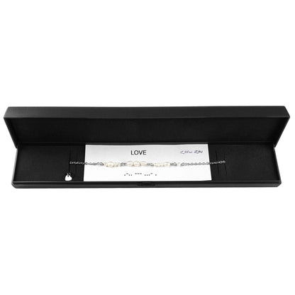 Zoetwater parelketting met zilver edelstaal en witte parels die het woord LOVE in morse code weer geeft in sieraden doosje | Morse Code Love Pearl Silver