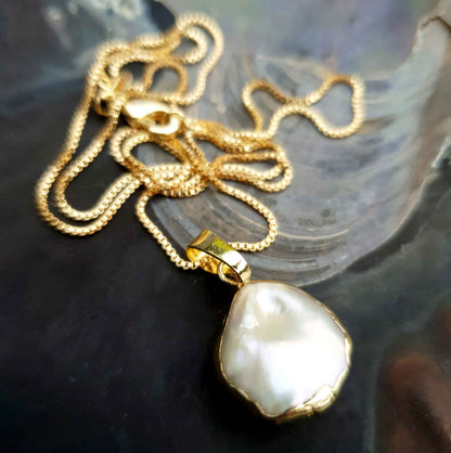 Zoetwater parelketting met witte parel hanger liggend in schelp | One Gold Coin Pearl Chain