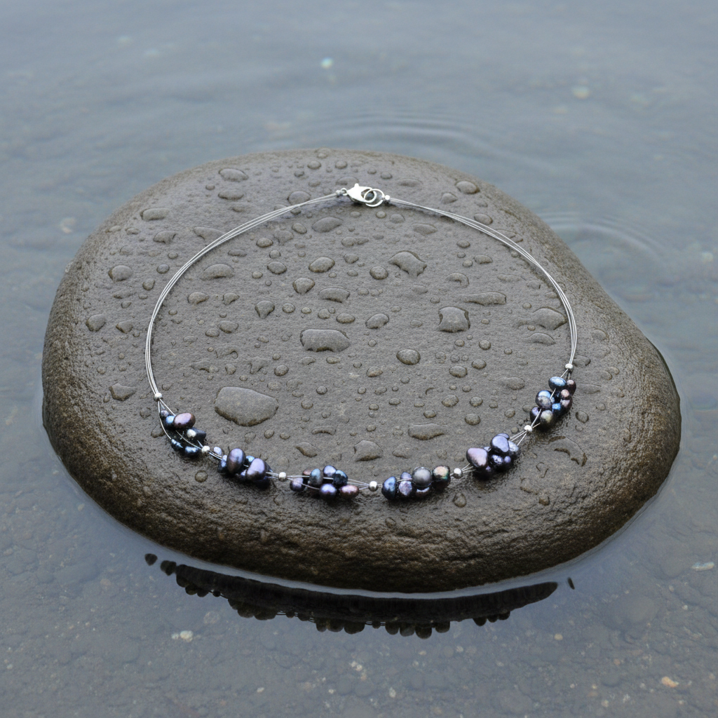 Zoetwater parelketting met paars blauwe parels en sterling zilver (925) liggend op steen | Patty