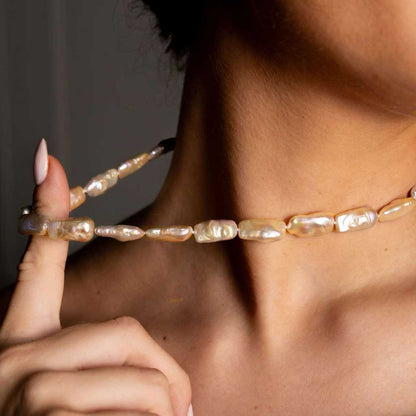 Zoetwater parelketting met zalm kleurige rechthoekige parels en sterling zilver op model detail | Pearl Rectangle Peach