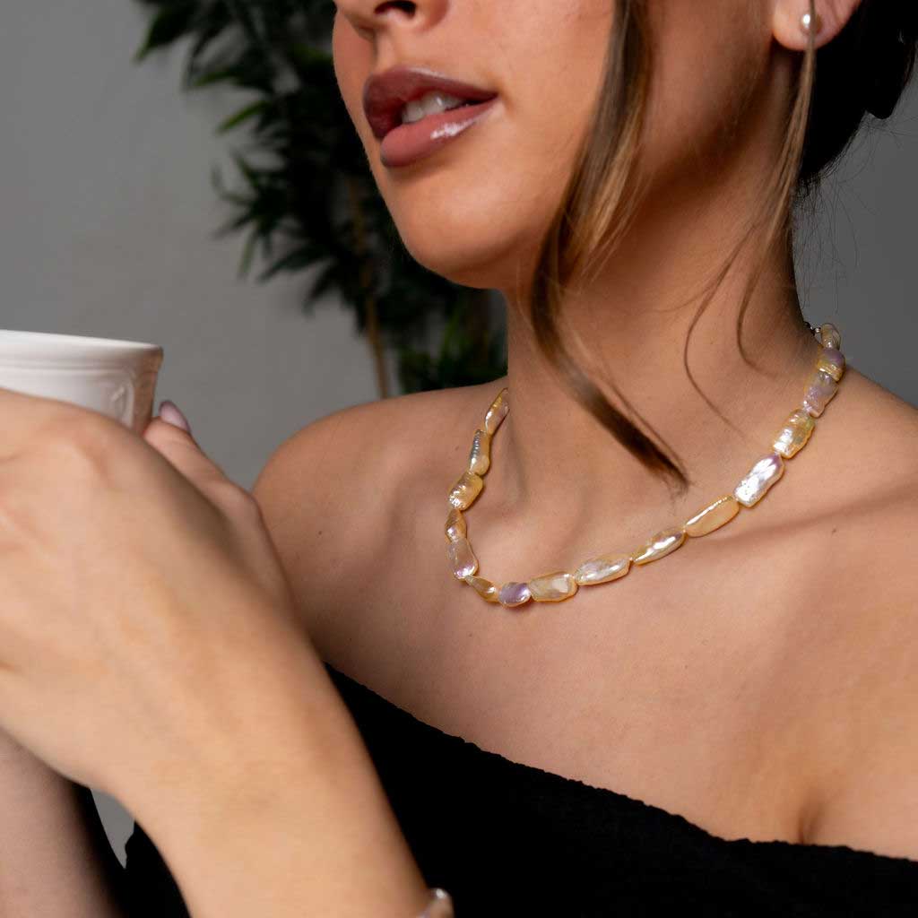 Zoetwater parelketting met zalm kleurige rechthoekige parels en sterling zilver op model die thee drinkt | Pearl Rectangle Peach