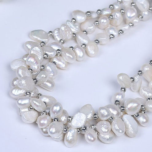 Detail van zoetwater parelketting met witte parels in 3 rijen | Phebe