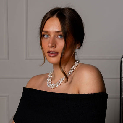 Zoetwater parelketting met witte parels in 3 rijen op model in klassieke setting | Phebe