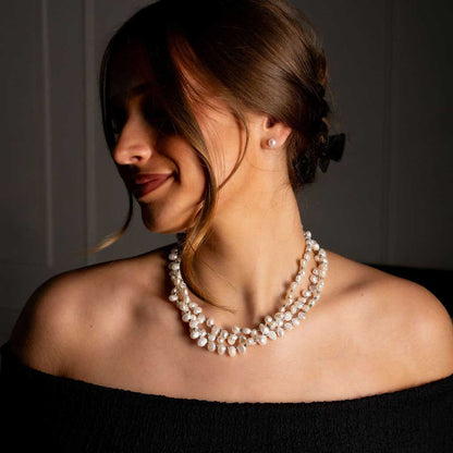 Zoetwater parelketting met witte parels in 3 rijen op model | Phebe