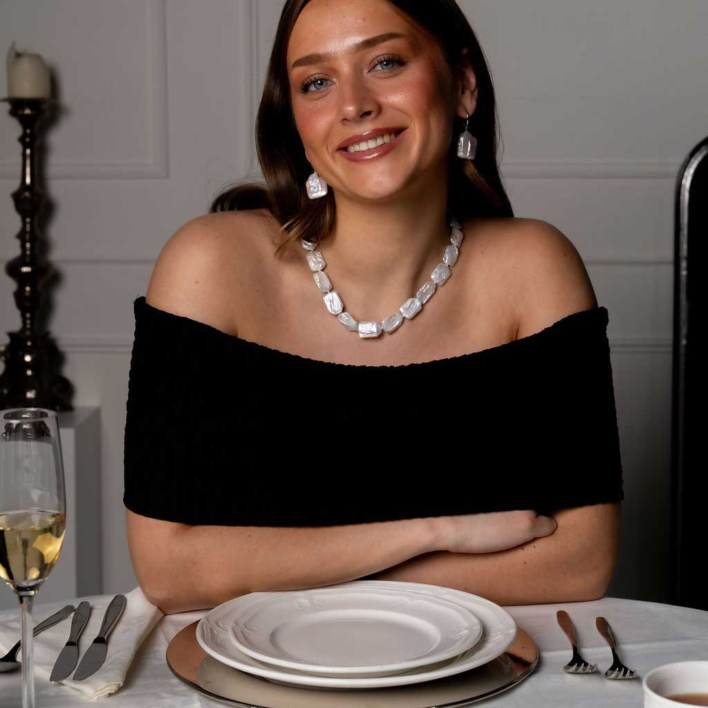 Witte zoetwater parelketting met vierkante parels en sterling zilver (925) op model aan tafel | Rena