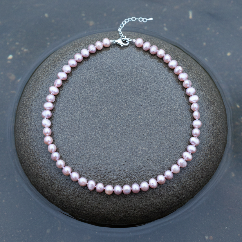Handgeknoopte roze zoetwater parelketting met sterling zilver (925) liggend in water | Rosabel