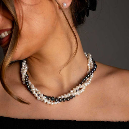 Zoetwater parelketting met witte en blauw zwarte parels in 3 rijen op model detail | Sabia