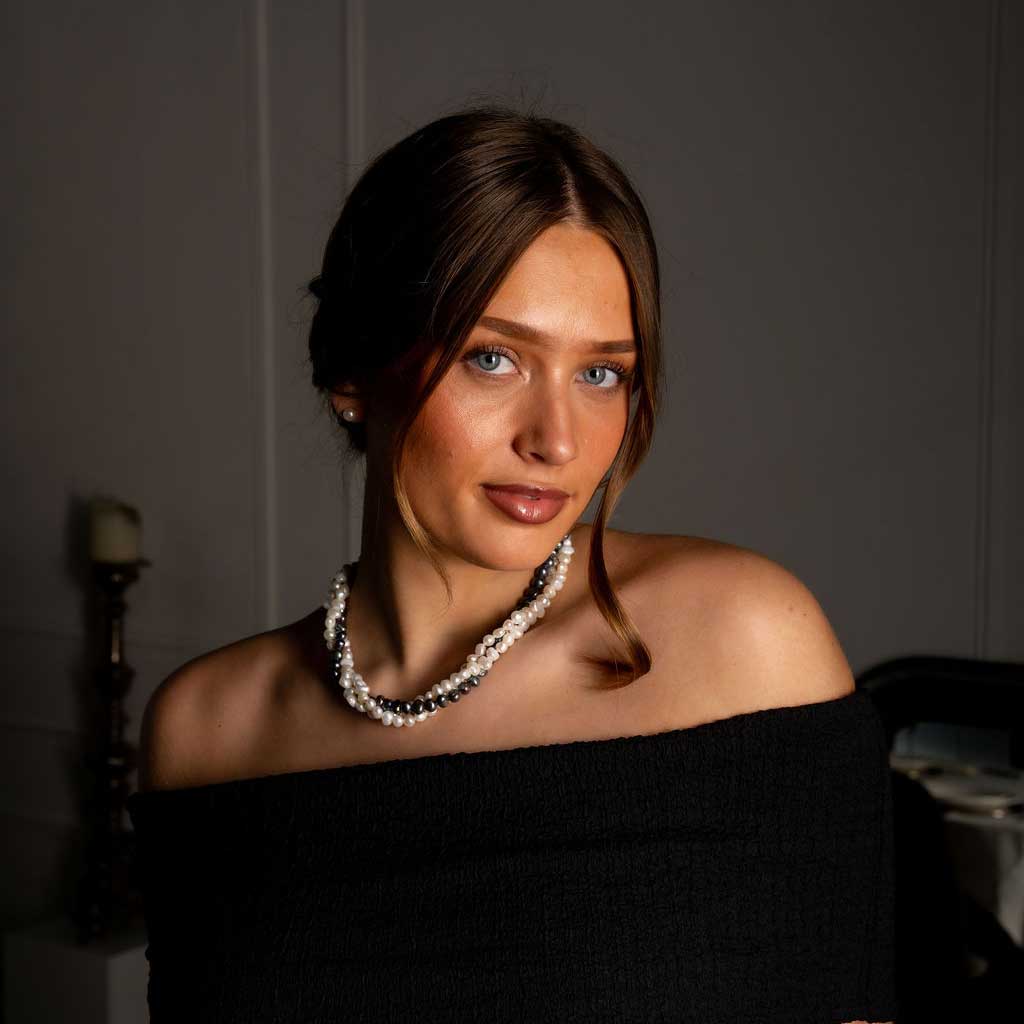 Zoetwater parelketting met witte en blauw zwarte parels in 3 rijen op model | Sabia