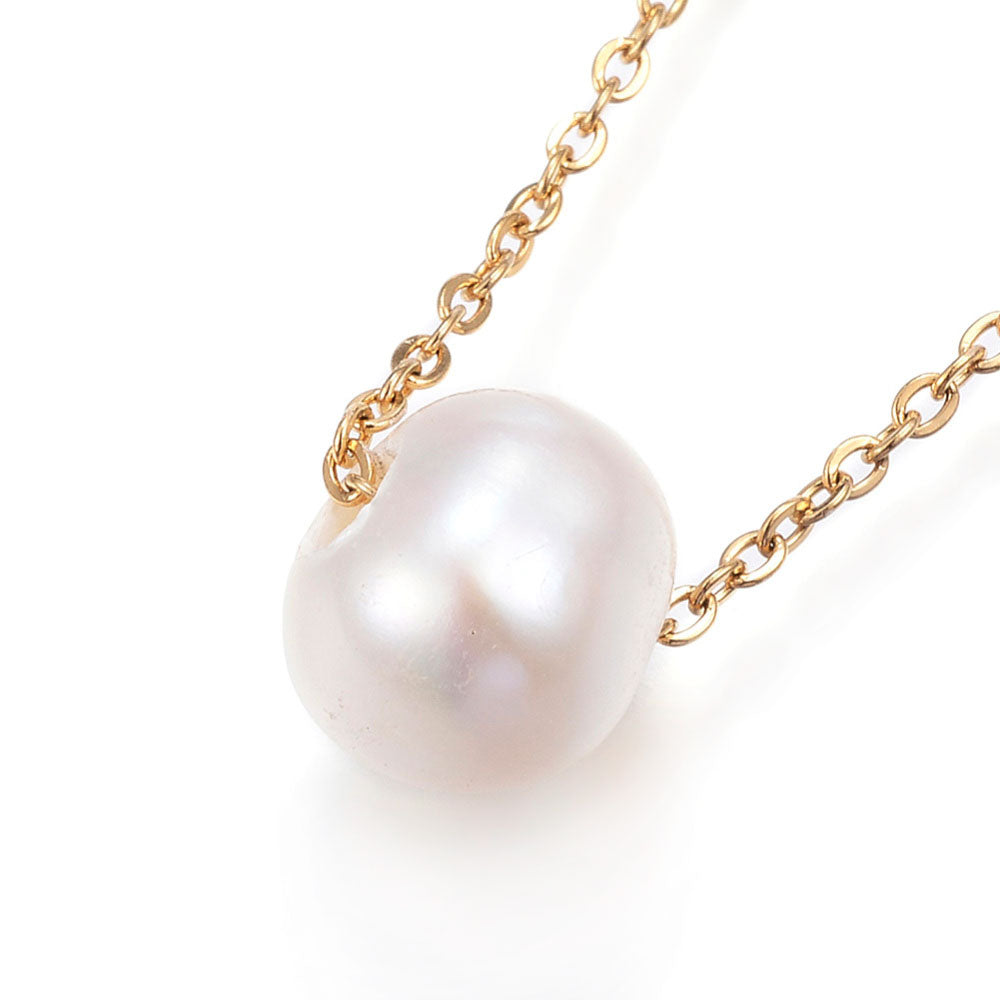 Detail van zoetwater parelketting met witte parel aan goud edelstalen ketting | Single One Pearl Gold