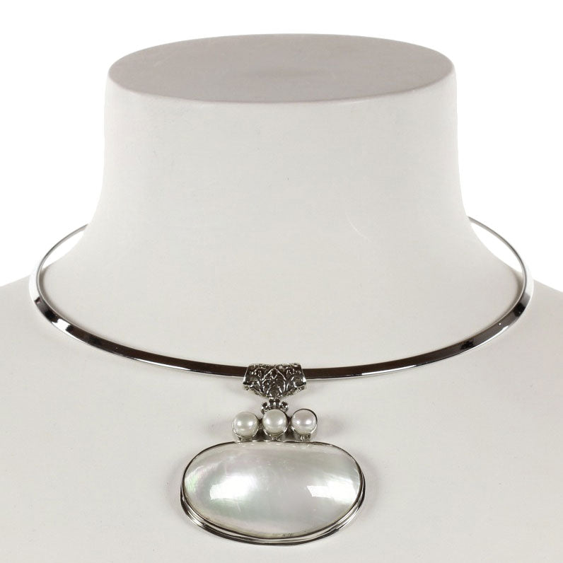 Witte zoetwater parelketting met parelmoer op buste | Three Pearl Shell