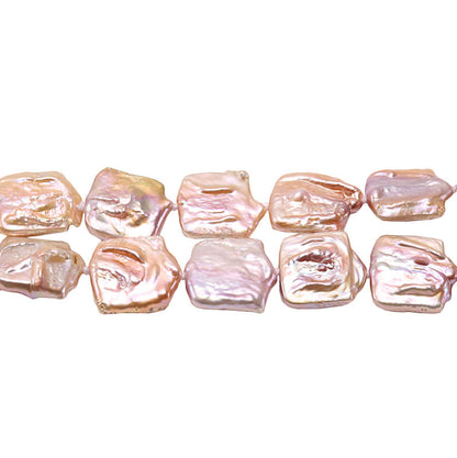 Detail van zalm kleurige zoetwater parelketting met vierkante parels | Zena