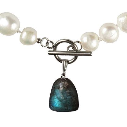 Detail van witte zoetwater parelketting met labradoriet hanger en zilver edelstaal | Toggle Big Pearl Labradorite