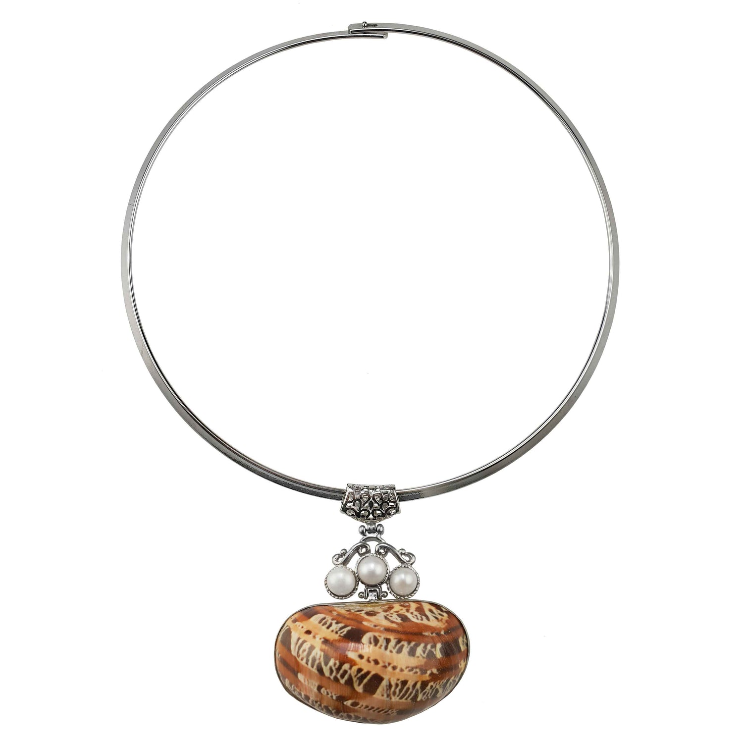 Korte zoetwater parel ketting met witte parels en een bruine schelp Hanger aan spang | Three Pearl Brown Shell