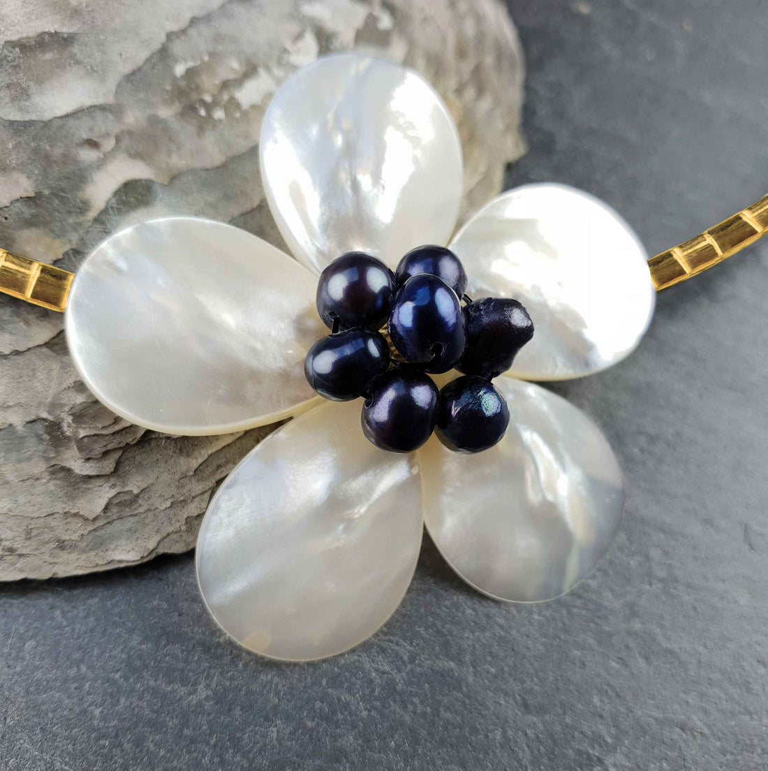 Detail van zoetwater parel ketting met parelmoeren bloem en goud edelstaal | set Fleury B Gold