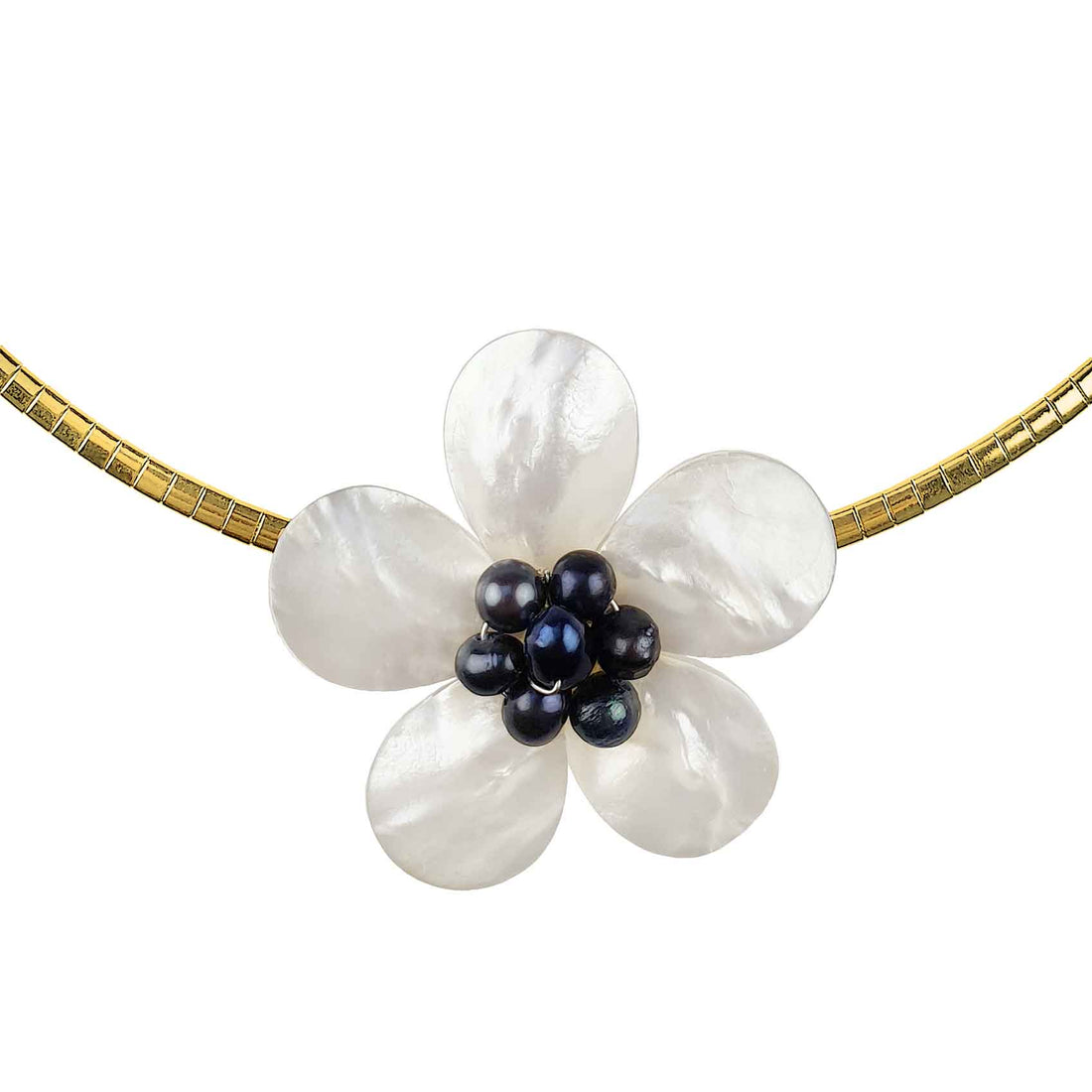 Detail van zoetwater parelketting met parelmoeren bloem aan goud edelstalen ketting | set Fleury B Gold