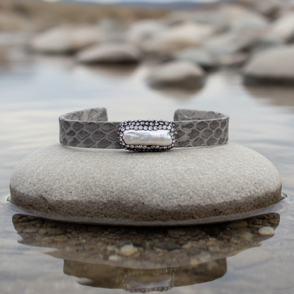 Wit zoetwater parel armband met stras steentjes en grijs leer liggend op steen in water | Bright Biwa Pearl Grey Leather
