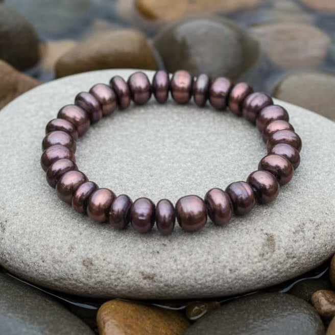 Bruin zoetwater parel armband met grote bruine parels liggend op steen| Button Brown