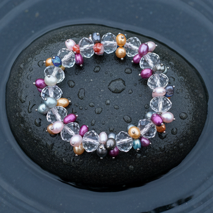 Zoetwater parel armband met bont gekleurde parels en kristal liggend op steen in water, elastisch | Colorfull Crystal