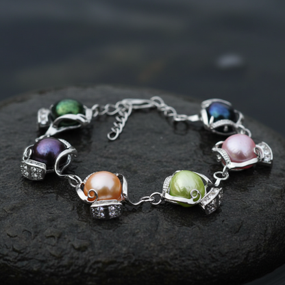 Zoetwater parel armband met bont gekleurde parels liggend op steen close up | Evita Color 