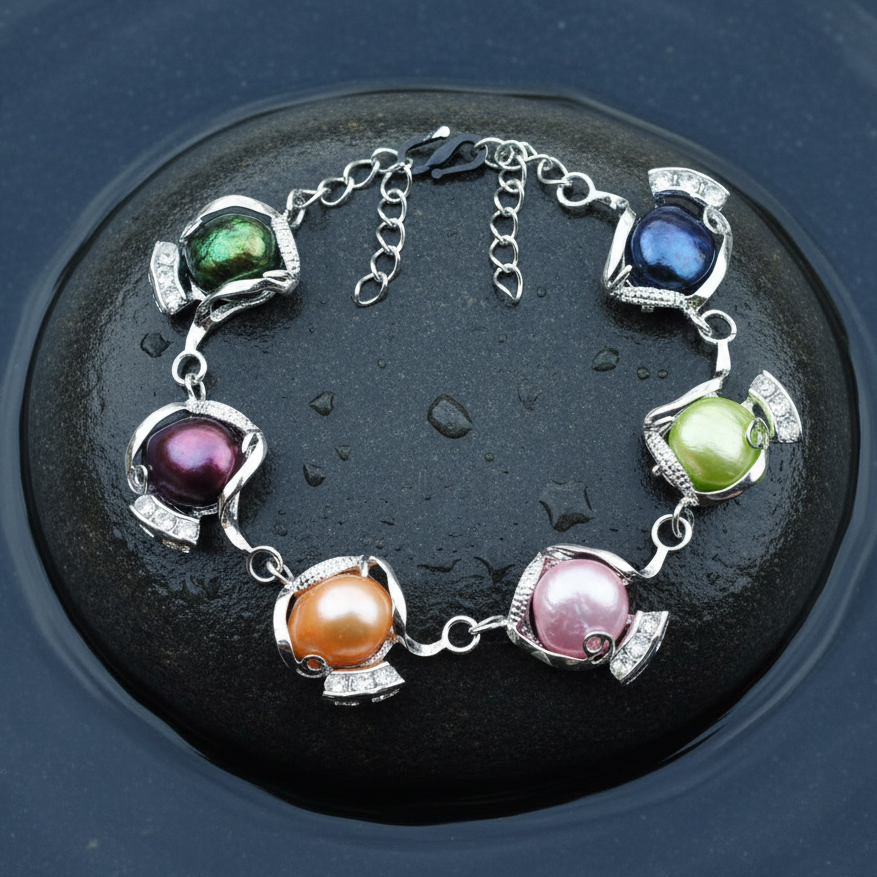Zoetwater parel armband met bont gekleurde parels liggend op steen in water | Evita Color
