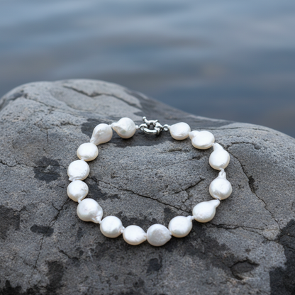 Wit zoetwater parel armband met coin parels liggend op natte steen | Little White Coin Pearl