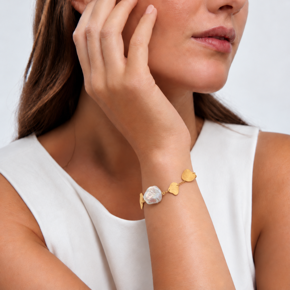 Wit zoetwater parel armband met goud verguld sterling zilver op model met witte jurk - Marlieke