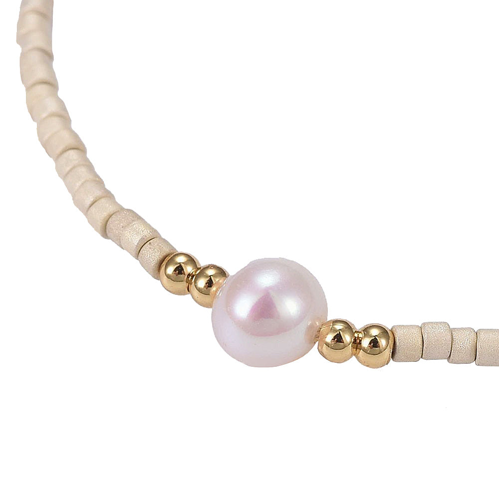 Detail van wit zoetwater parel armbandje met creme kleurige kraaltje | Mini Pearl One Wheat Color