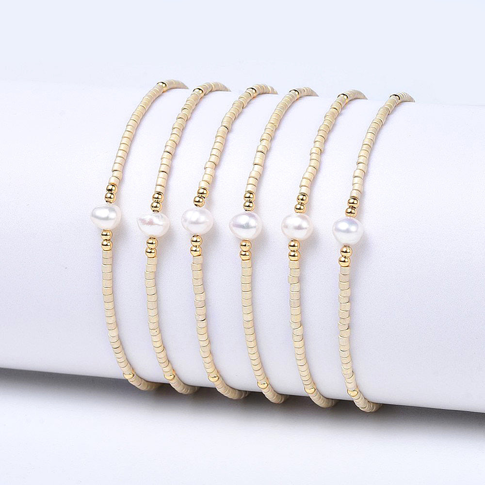 Wit zoetwater parel armbandje met creme kleurige kraaltje op een rij | Mini Pearl One Wheat Color