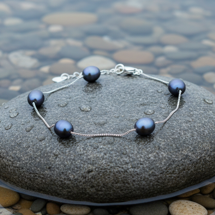 Zoetwater parel armband Pearl Chain Black op realistische grijze steen