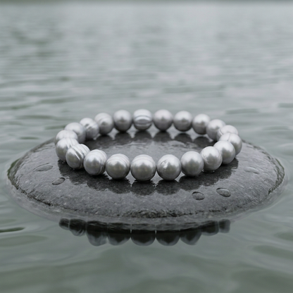 Zoetwater parel armband Renate met grijze parels liggend op steen in water | Renysha