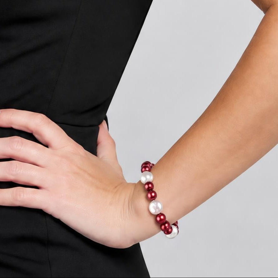 Handgeknoopt zoetwater parel armband met rode en witte parels om pols van model close up | Ruby