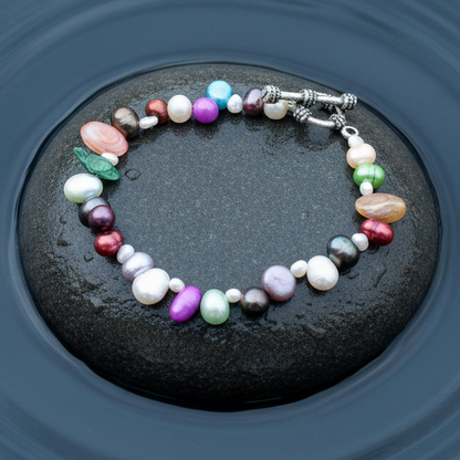 Zoetwater parel armband met bont gekleurde parels liggend op steen in water | Sparkling Color Mini