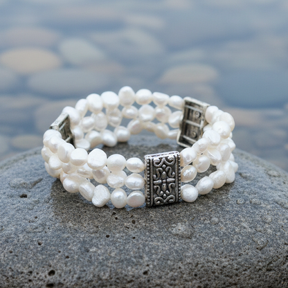 Wit zoetwater parel armband met 3 rijen liggend op natte steen, elastisch | Three Row White Pearl