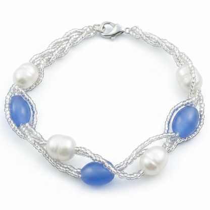Wit zoetwater parel armband met licht blauwe glaskralen | Twine Pearl Heaven Blue