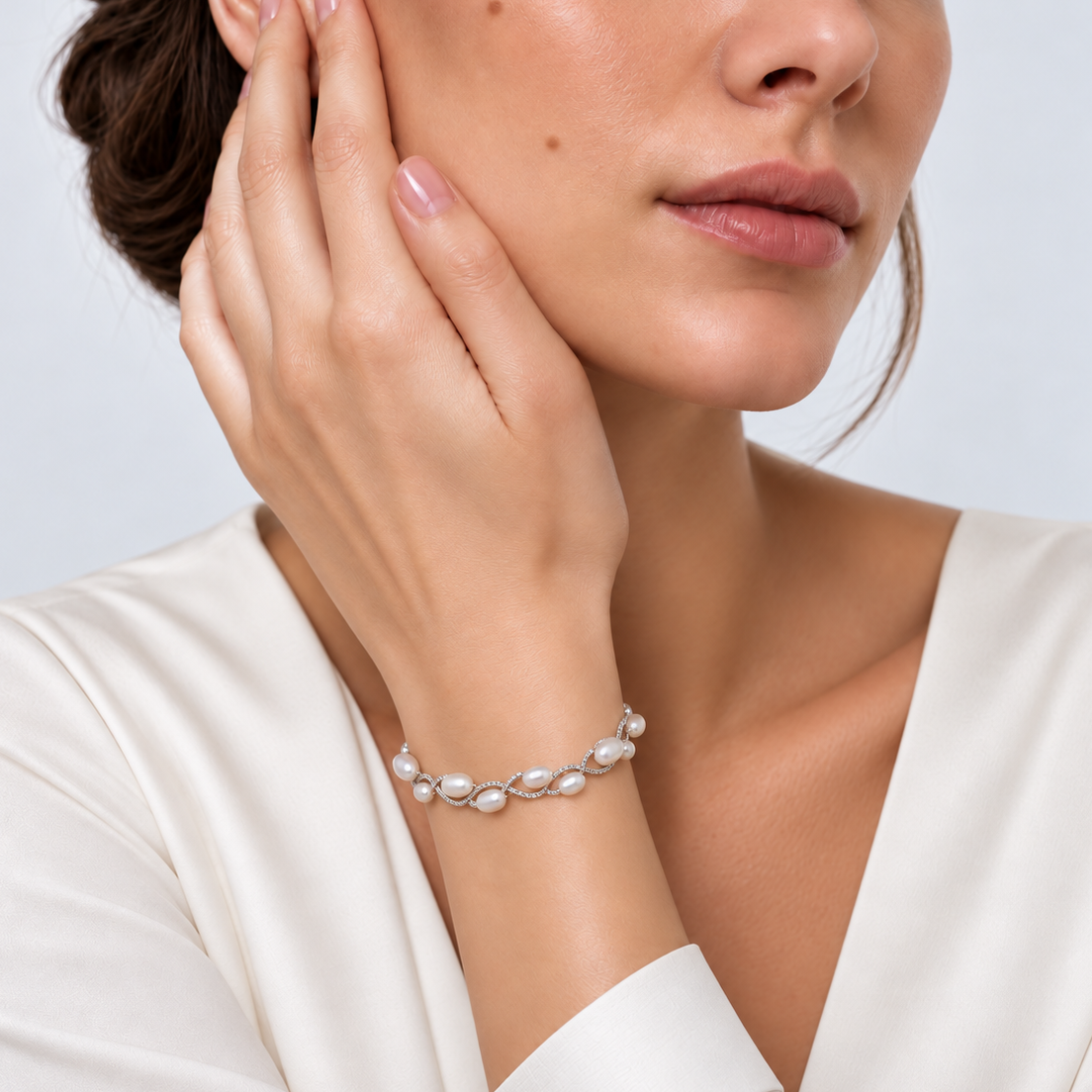 Zoetwater parel armband met witte parels op model | Twist Pearl White