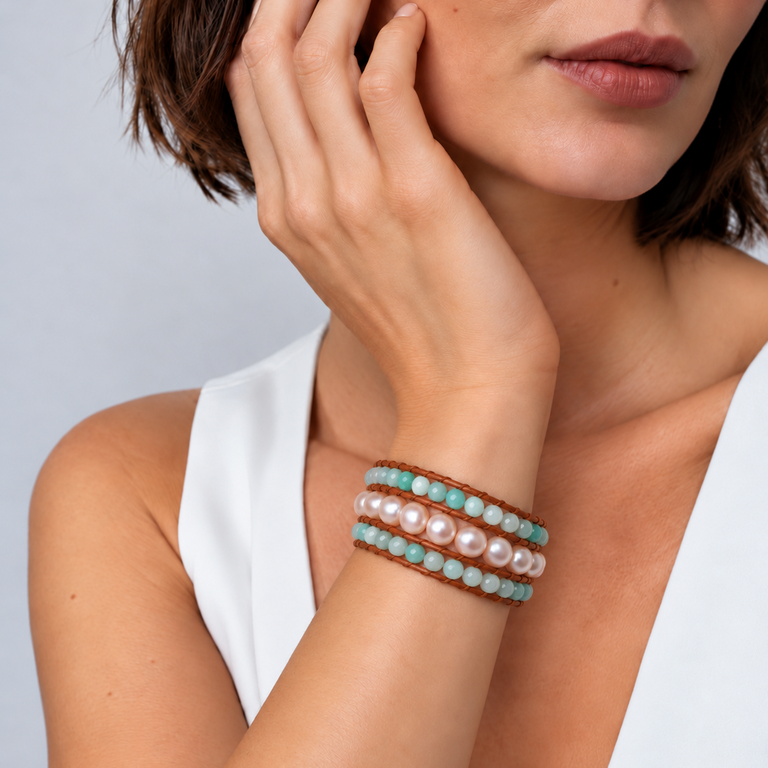 Zoetwater parel armband met zalm kleurige parels, amazoniet en bruin leer op model | Parel armband Kallo