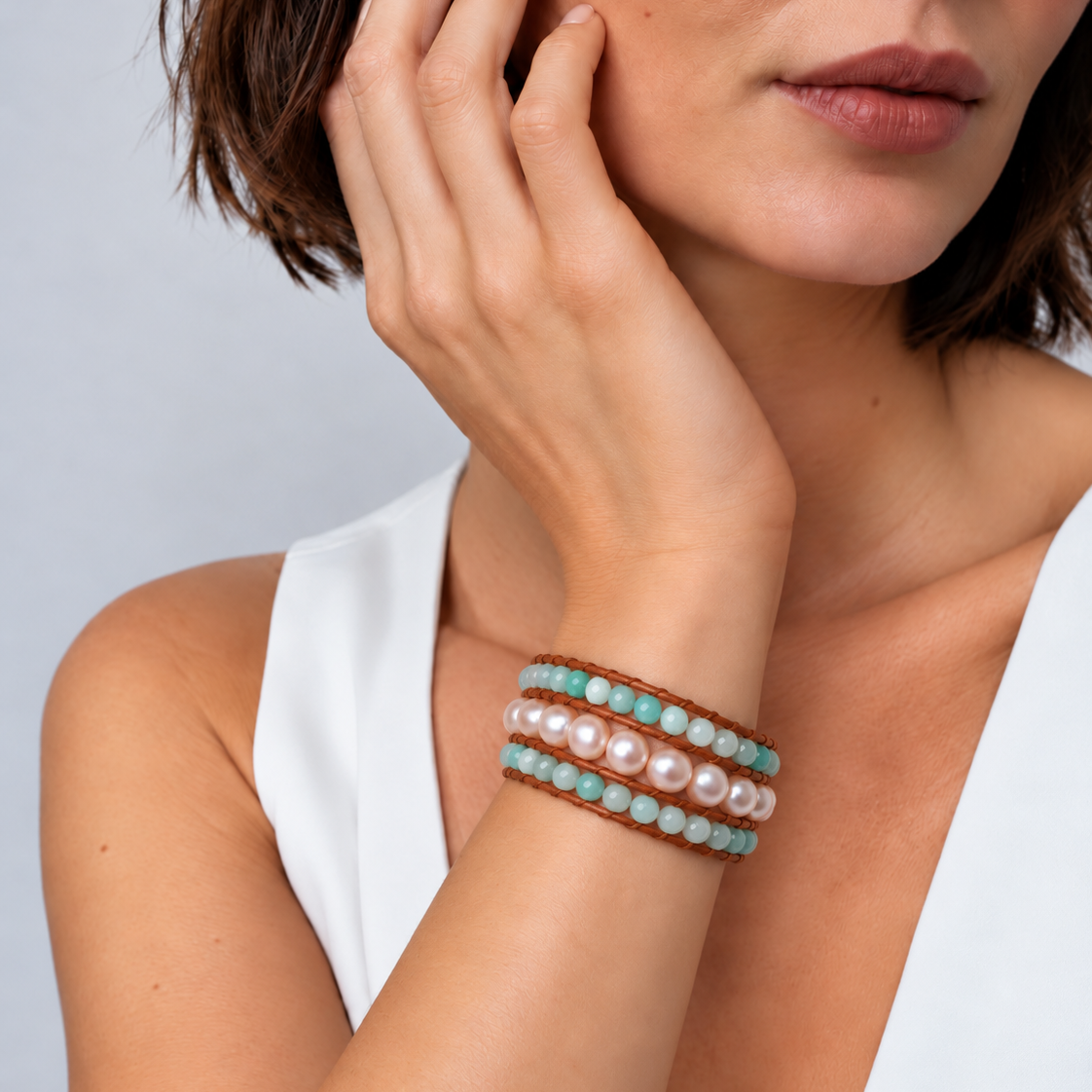 Zoetwater parel armband met zalm kleurige parels, amazoniet en bruin leer op model | Parel armband Kallo