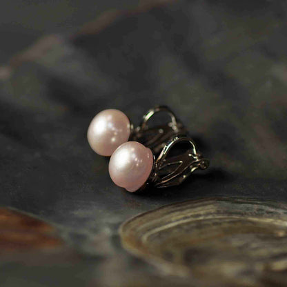 Zoetwater parel clip oorbellen met zalm kleurige parels liggend in schelp | Clip Pearl Peach