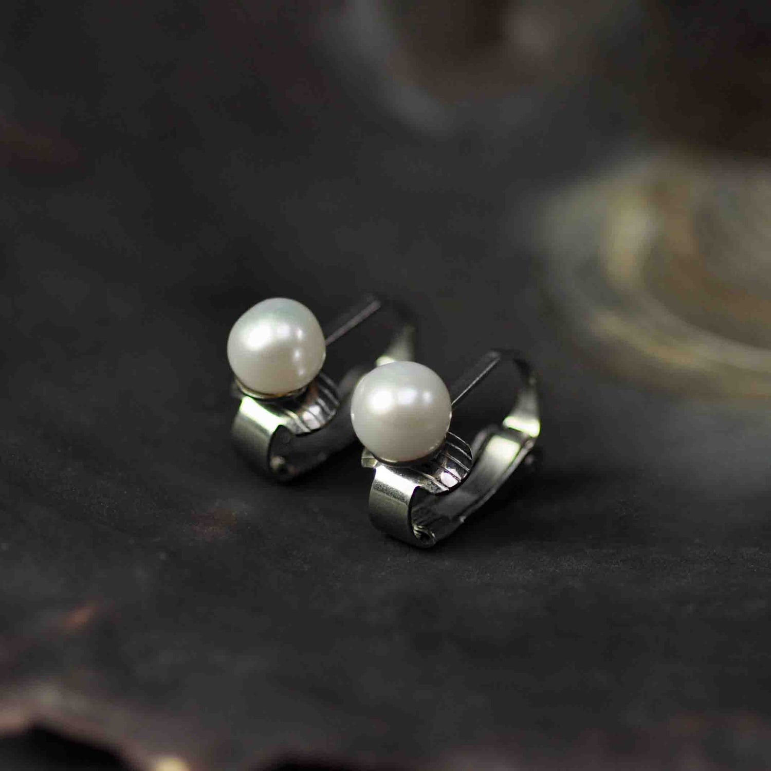 Kleine witte zoetwater parel clips oorbellen met edelstaal liggend in schelp | Fiell Clip Pearl Small