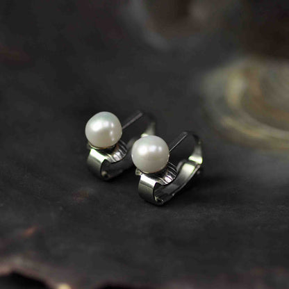 Kleine witte zoetwater parel clips oorbellen met edelstaal liggend in schelp | Fiell Clip Pearl Small