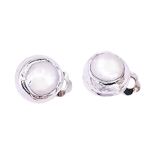 Witte zoetwater parel clips oorbellen met zilveren rand | One Silver Clip Pearl