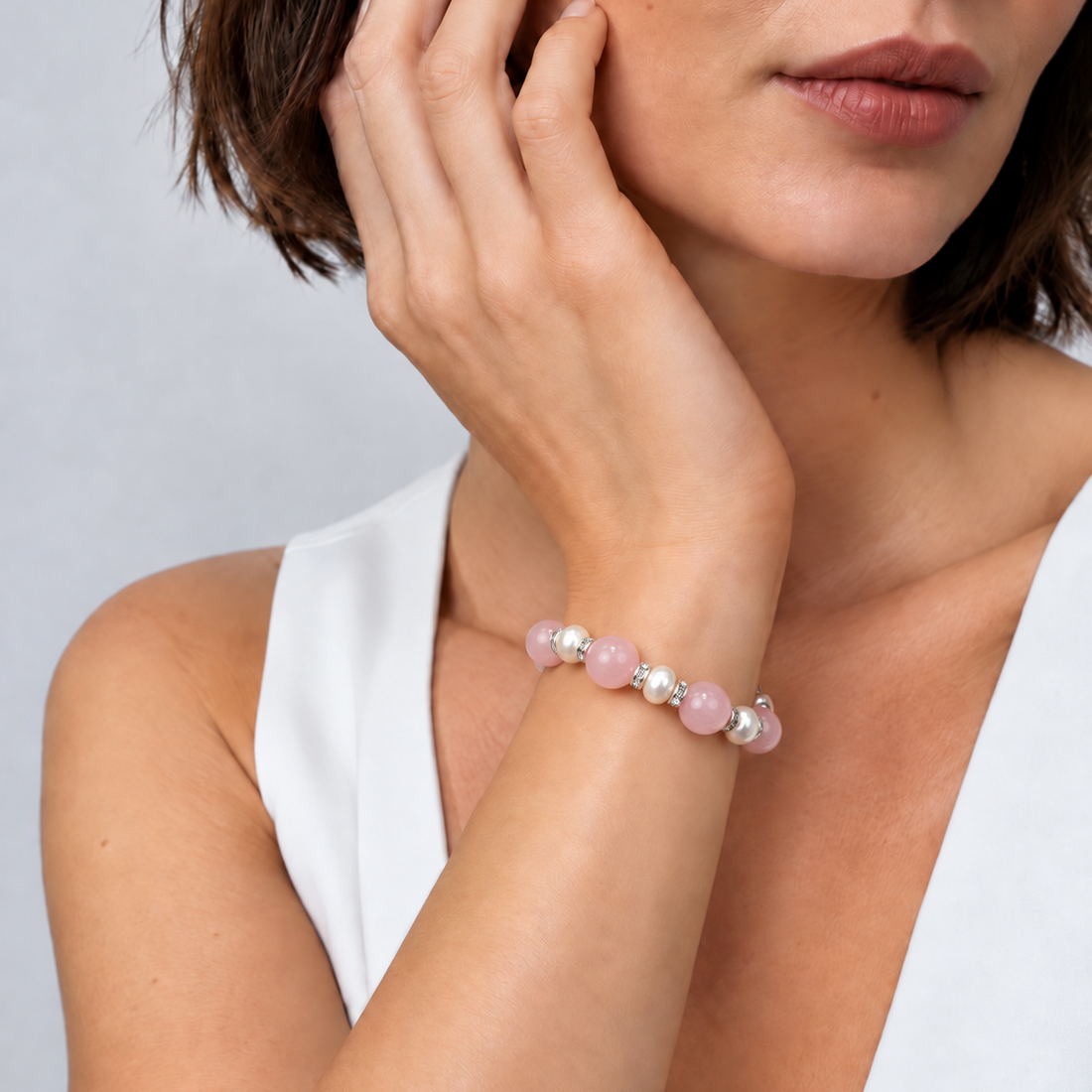 Wit zoetwater parel armband met roze edelstenen rozenkwart en stras steentjes  op model | Bling Paerl W Rose Quartz