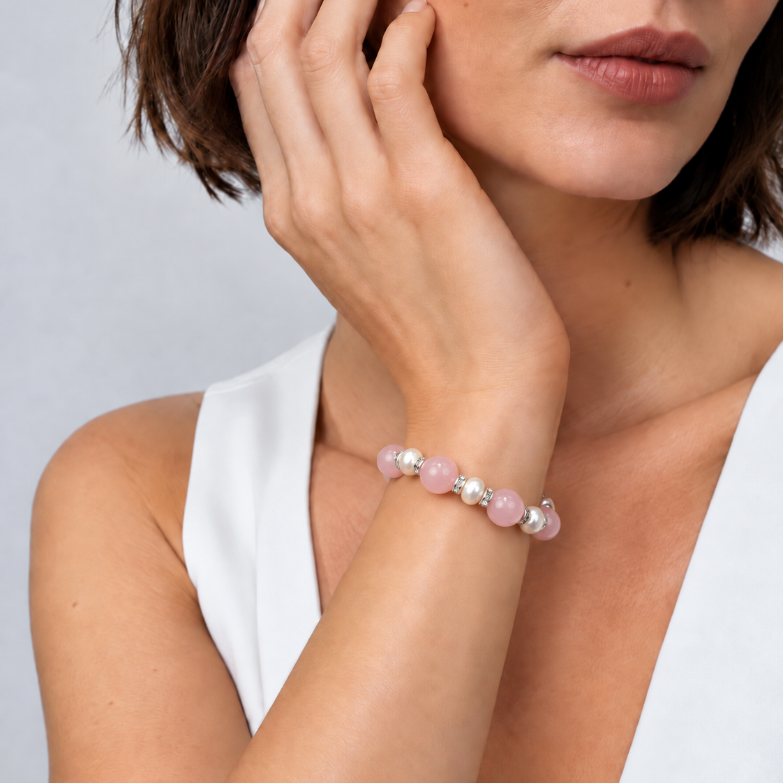 Wit zoetwater parel armband met roze edelstenen rozenkwart en stras steentjes  op model | Bling Paerl W Rose Quartz