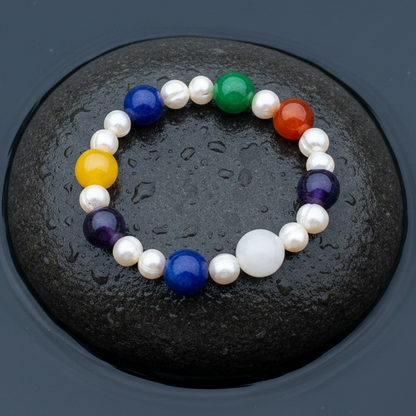 Wit zoetwater parel armband met vrolijk gekleurde agaat liggend op natte grijze steen | Decorative Agaat