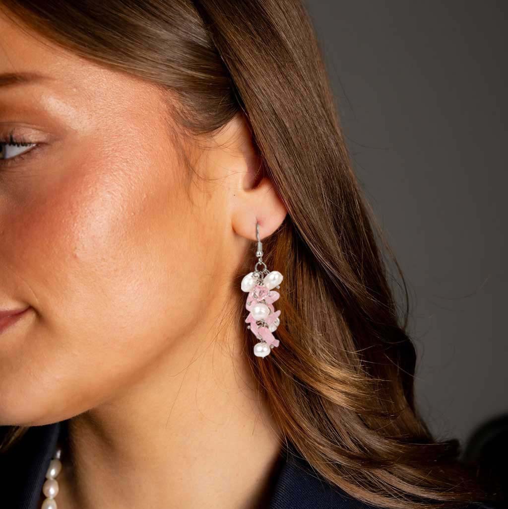 Witte zoetwater parel oorbellen met rozenkwarts en sterling zilver (925) op model | Pearl Rosé Quartz Chip