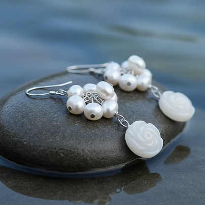 Witte zoetwater parel oorbellen met witte jade en sterling zilver (925) liggend op steen in water close up | White Rose